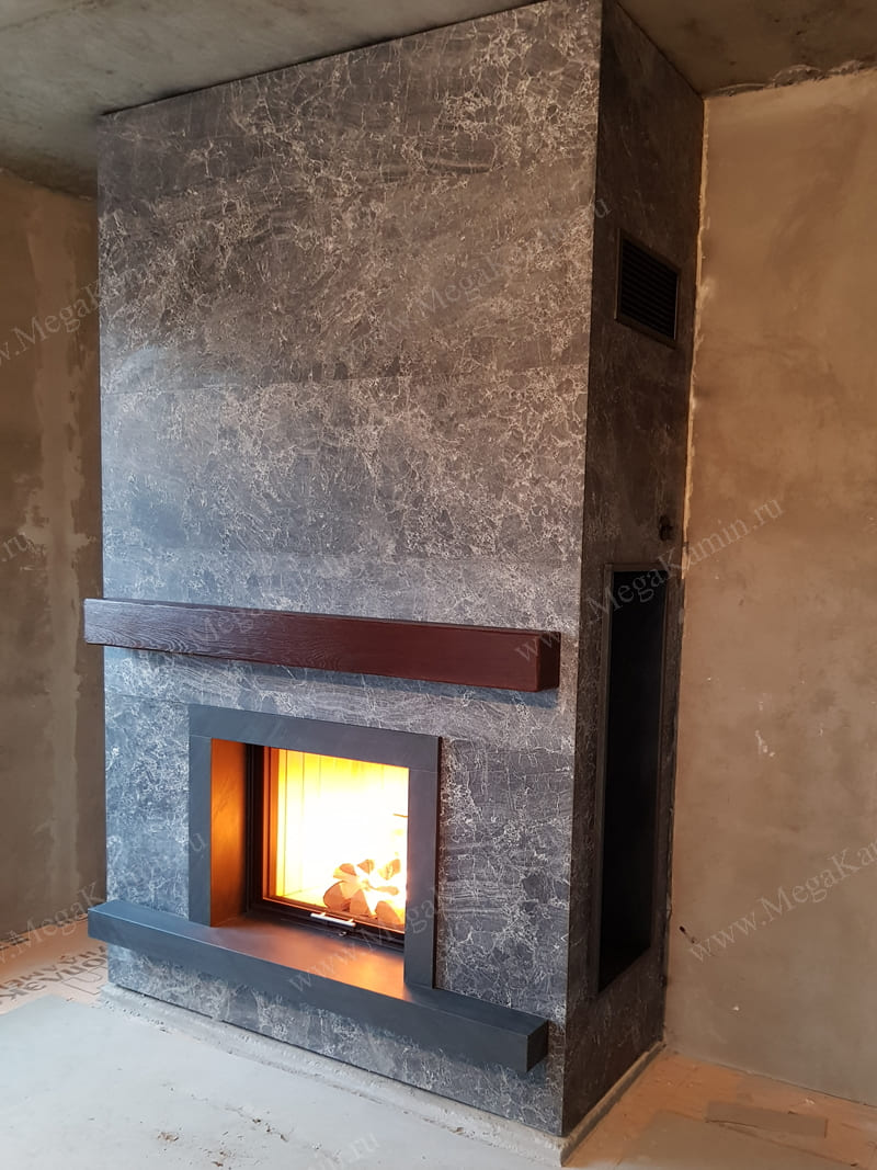 14. Камин в мраморе с деревянной полкой топка "SPARTHERM"