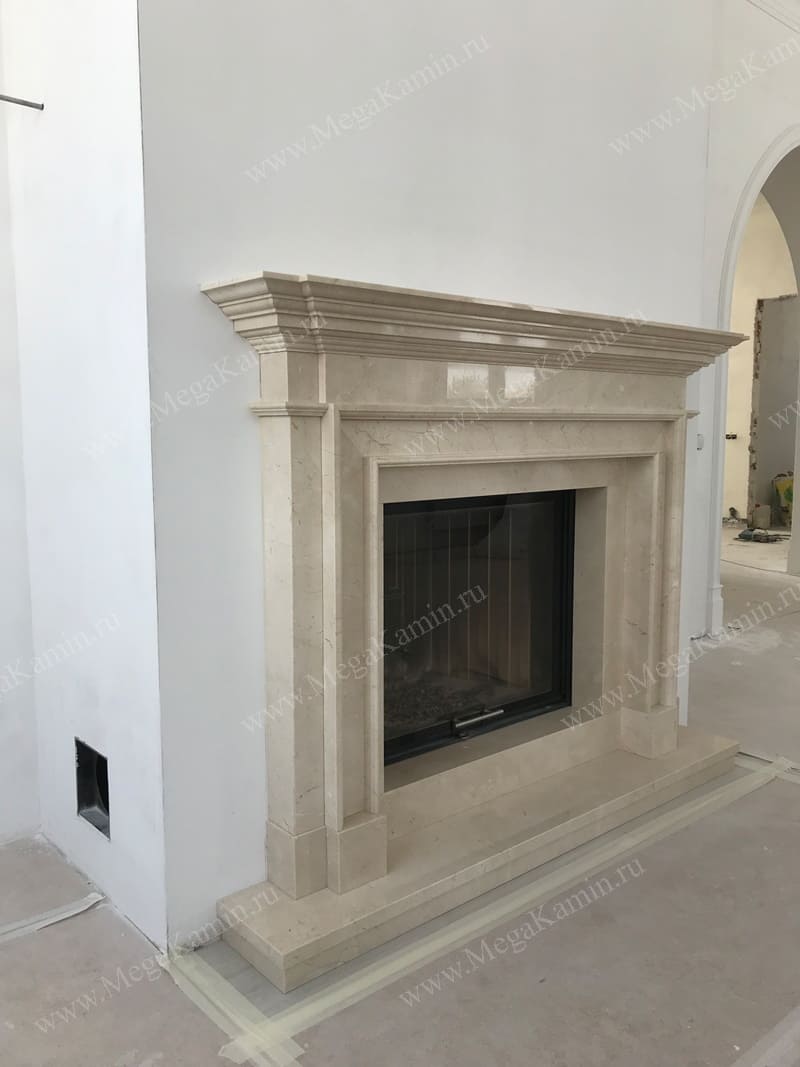 9. Пристенный камин с мраморным порталом топка "SPARTHERM"