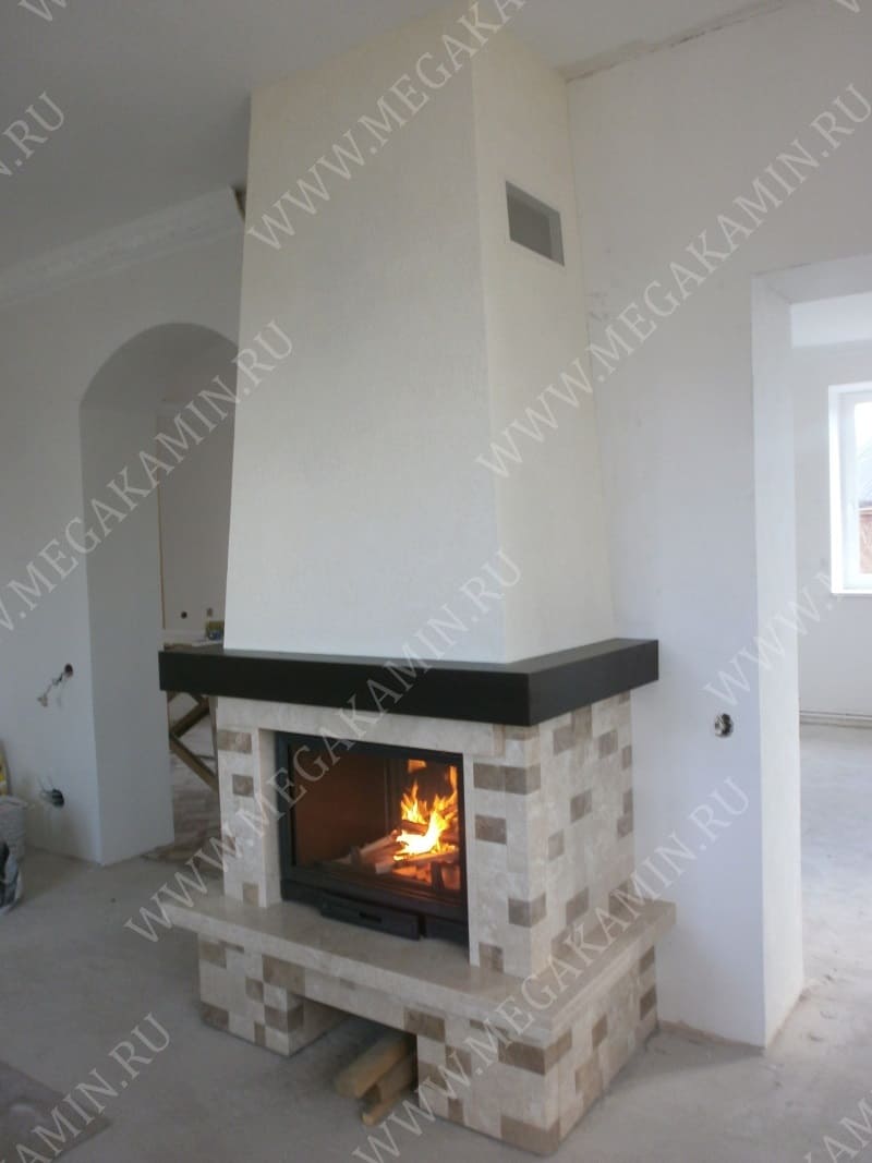 10. Камин пристенный травертин топка "SEGUIN"