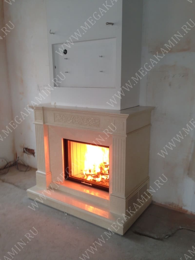 33. Камин с мраморным порталом топка "SPARTHERM"